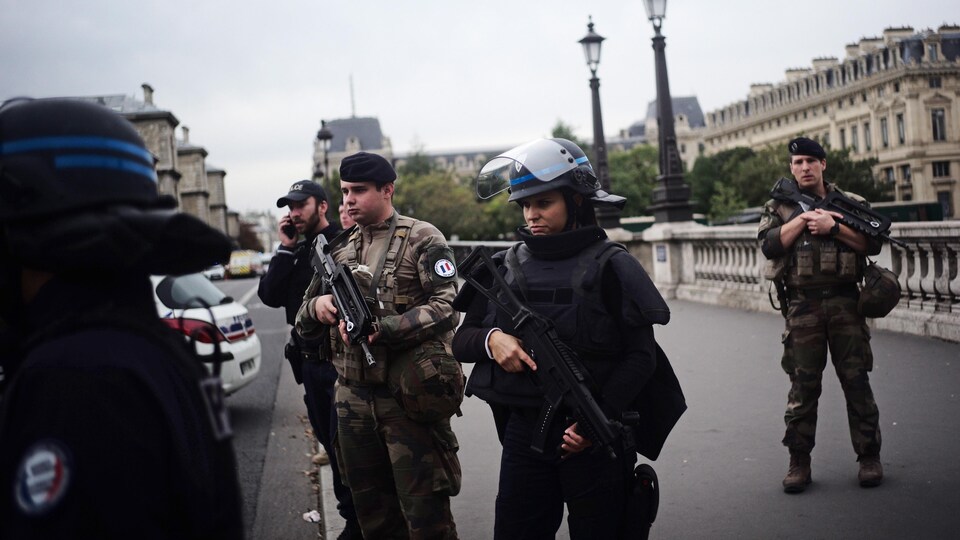 Des policiers aux aguets et lourdement armés.