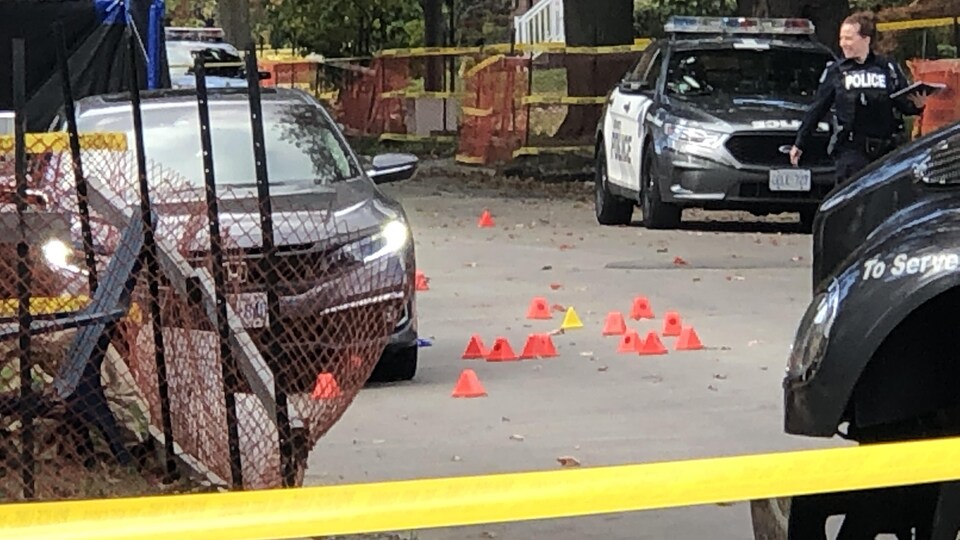 Une policière sur une scène de fusillade à Toronto.
