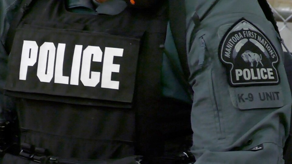L'uniforme d'un policier du Service de police des Premières Nations du Manitoba.