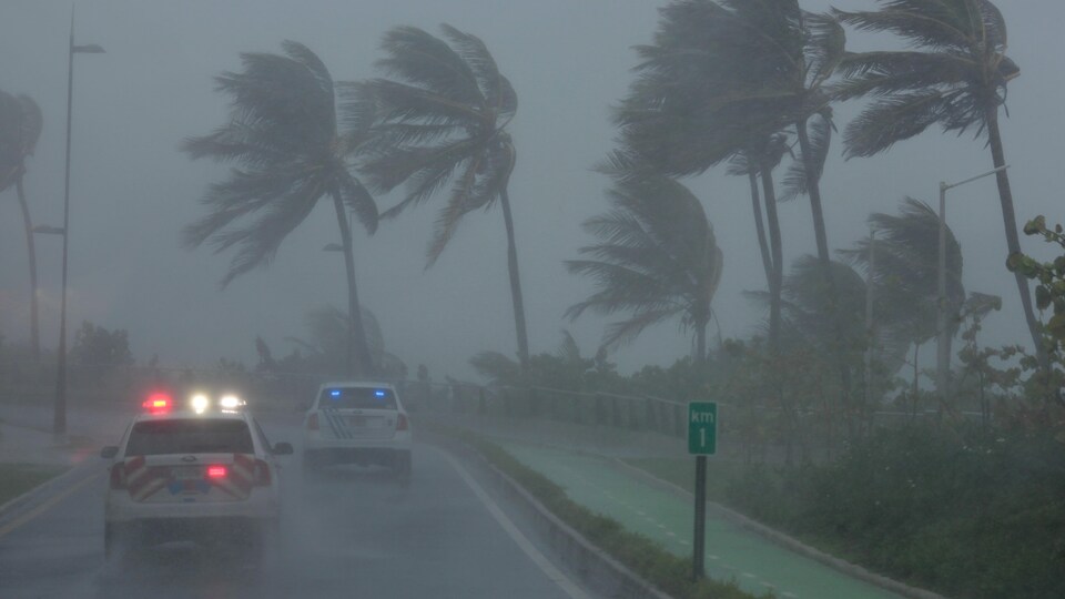 Des auto-patrouilles surveillent les environs de San Juan, à Porto Rico, alors que l'ouragan Irma frappe les îles au nord des Caraïbes. 