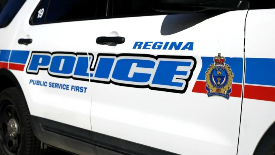 Portière d'une voiture de police de Regina.