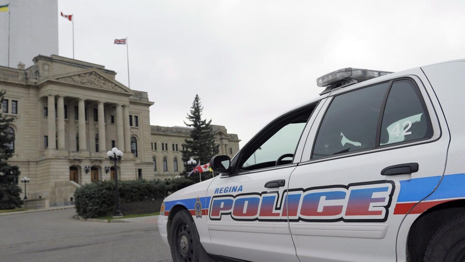 Une voiture de police devant l'Assemblée législative de la Saskatchewan.