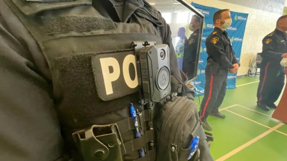 Une caméra d'intervention sur l'uniforme d'un policier de Saskatoon.