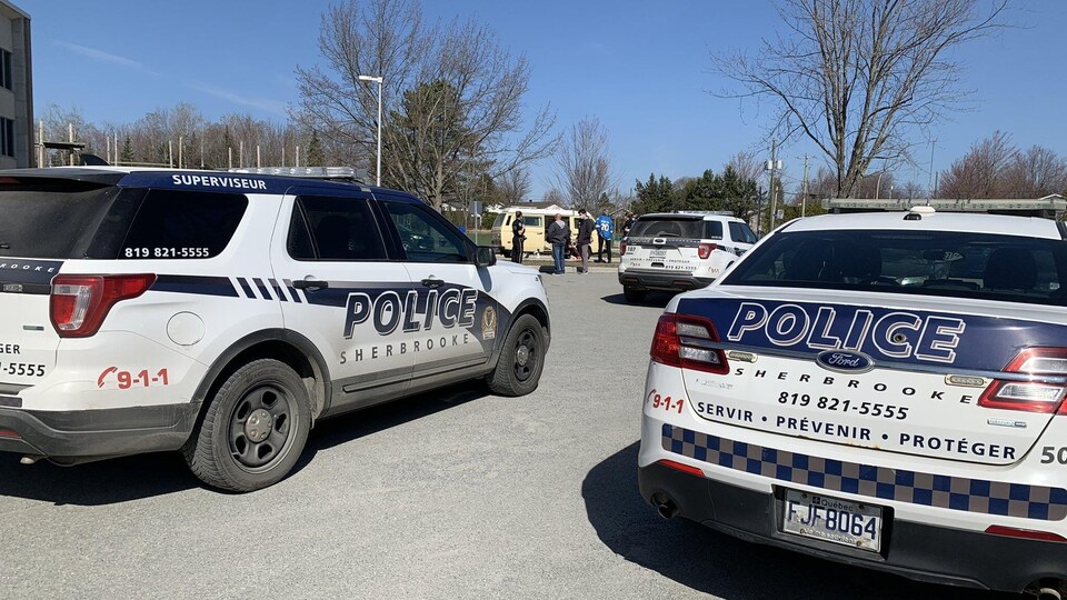 Des voitures de police au Triolet de Sherbrooke.