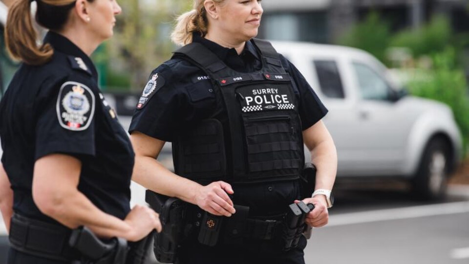 Deux policières de Surrey en uniforme.