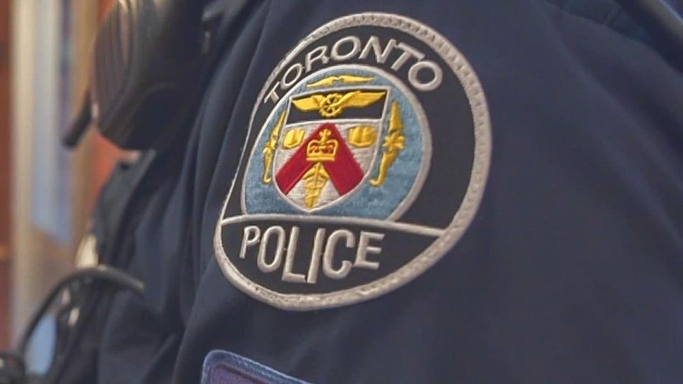 logo de la police de Toronto sur une veste de la police de Toronto