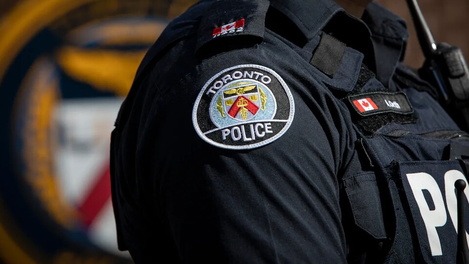 Un policier du service de Toronto lors d'une conférence de presse.