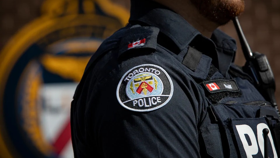 L'épaule d'un agent de la police de Toronto.
