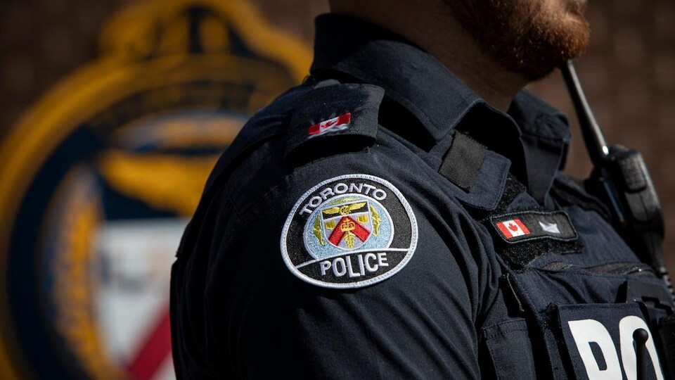 Un policier de côté en uniforme.