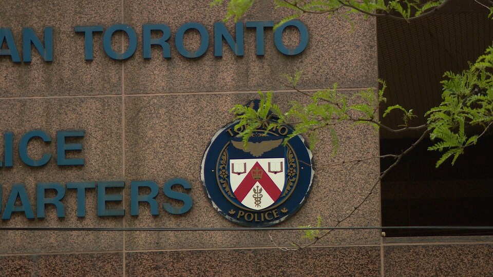 Le quartier général et le logo de la police de Toronto.
