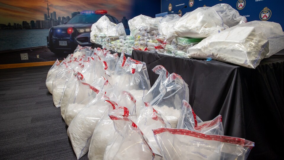 Des sacs de drogue empilés pour la prise de photos lors d'un point de presse.