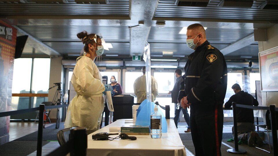 Le chef de la police de Saskatoon, Troy Cooper, à la clinique de vaccination mise en place par le Conseil tribal de Saskatoon au Centre Sasktel.