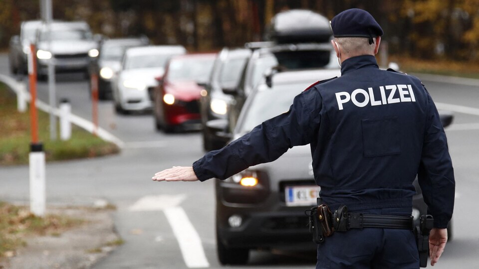 Un policier fait signe à un conducteur de s'arrêter.