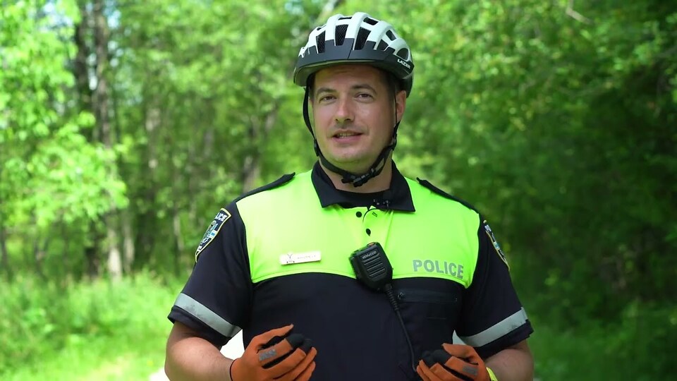 Le policier Jean-François Roy-Côté avec un casque de vélo sur la tête.