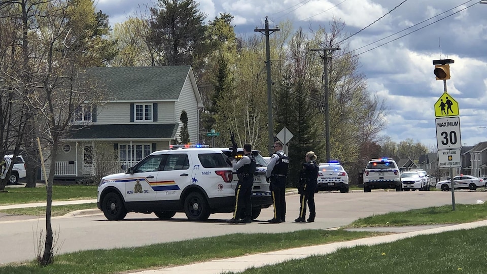 Des policiers armés.