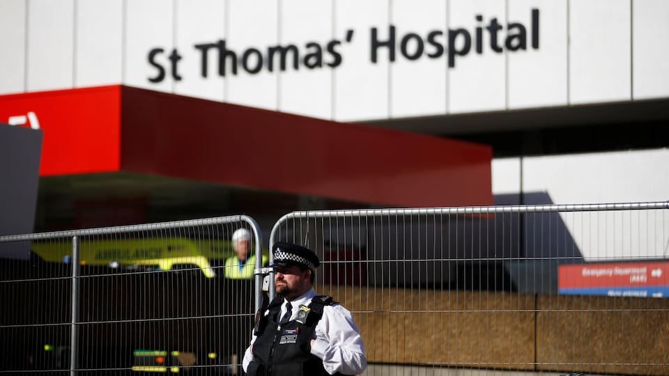 Un policier devant l'Hôpital St Thomas à Londres.