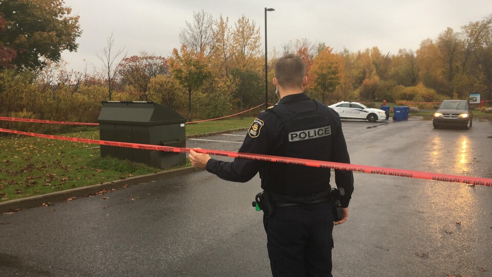 Un policier devant une scène de crime.