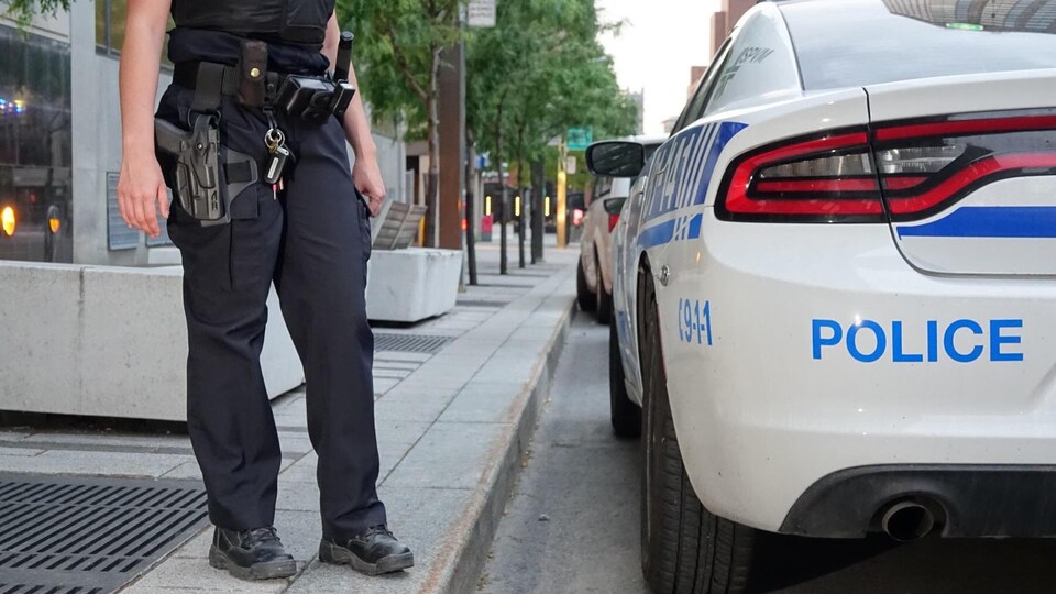 Une policière vêtue de l'uniforme réglementaire du Service de police de la Ville de Montréal (SPVM)