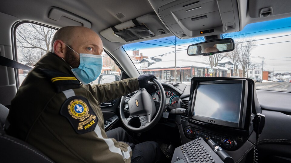 L'agent Trudel à l'intérieur de son autopatrouille.
