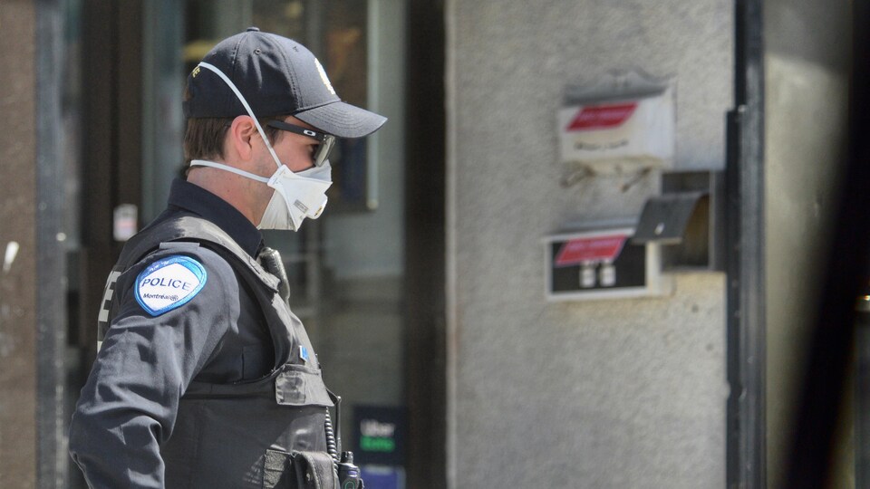 Un policier du SPVM portant un masque.