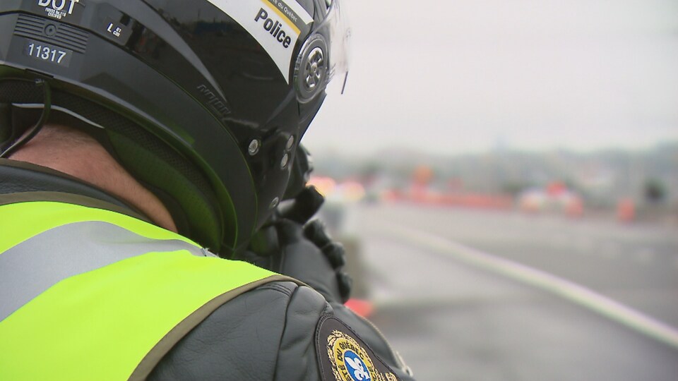 Un policier de la Sûreté du Québec effectue une opération de vérification de la vitesse.