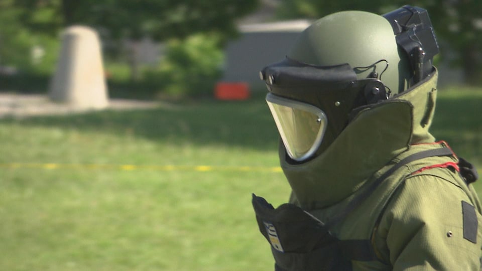 Un homme vêtu d'un équipement de protection contre les engins explosifs.