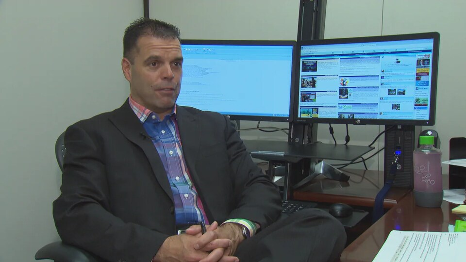 Le surintendant au sein du Service de police d’Ottawa, Mark Patterson, assis à son bureau en entrevue.