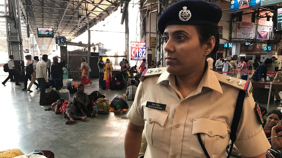 Rekha Mishra, policière affectée au terminus de train Chhatrapati Shivaji de Mumbai.