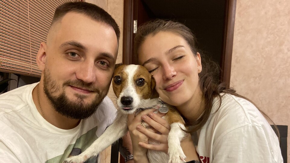 Polina Temchenko avec son chien et son frère.