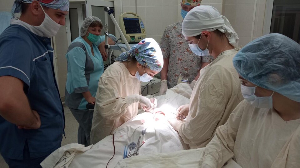 Polina Temchenko en train de faire une chirurgie.