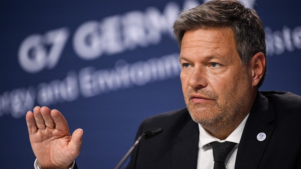 Robert Habeck assiste à la conférence de presse finale de la réunion des ministres du Climat, de l'Énergie et de l'Environnement du G7 à Berlin, le 27 mai 2022.