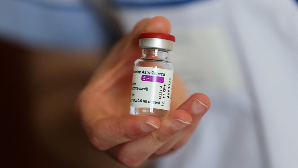 Un membre du personnel médical tient une fiole du vaccin d'AstraZeneca.