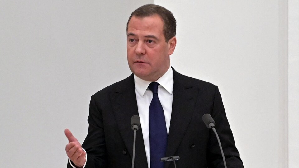 Dmitri Medvedev en conférence de presse. 