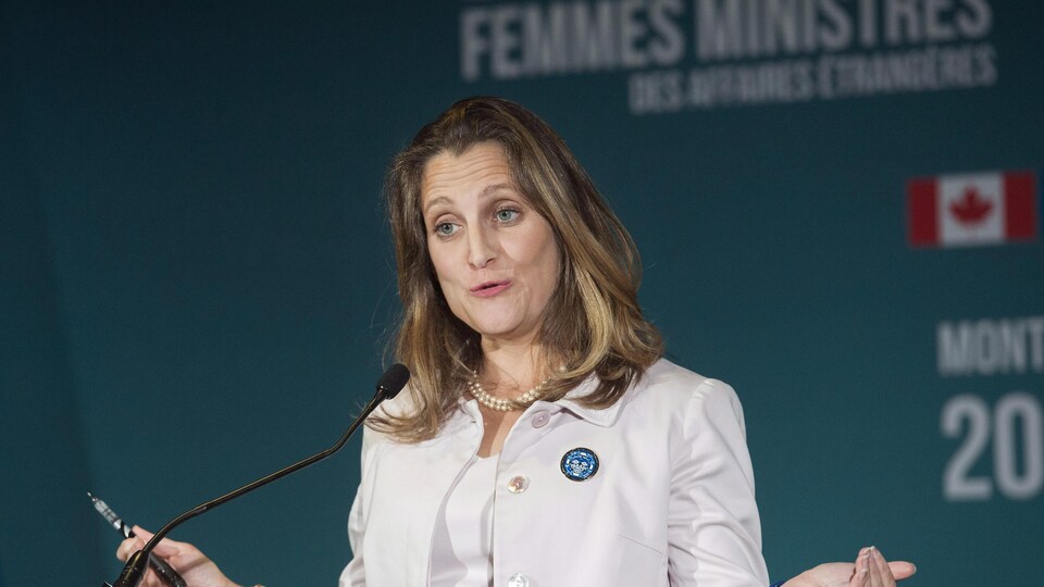 La ministre des Affaires étrangères, Chrystia Freeland, lors d'une allocution.