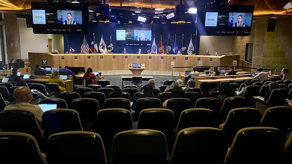 Le conseiller Chito Vella et ses collègues participent à un conseil municipal de la Ville d'Austin au début du mois de juin. 