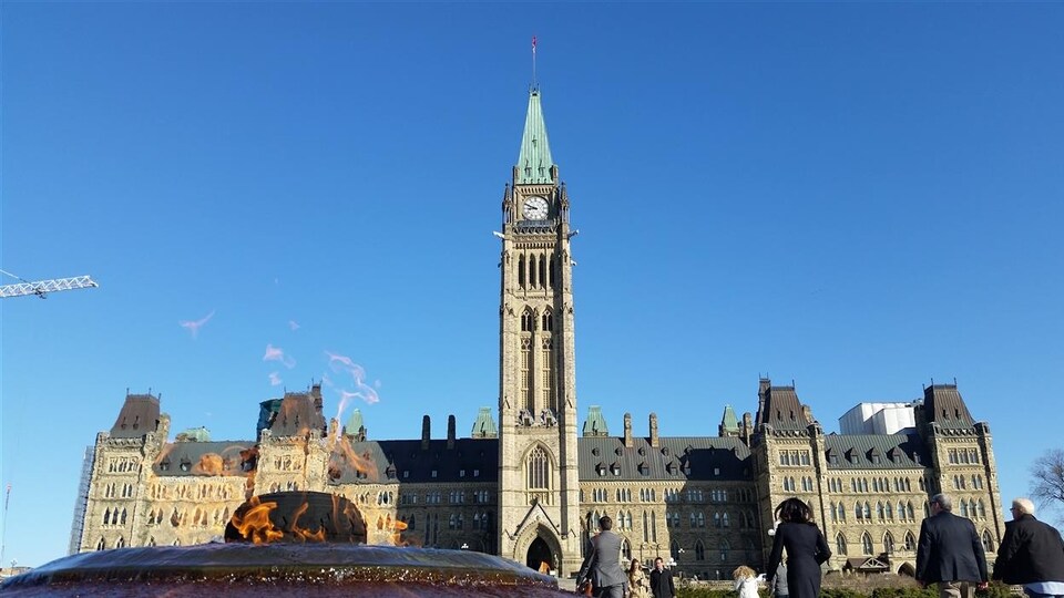 Des gens sur la colline du Parlement, à Ottawa