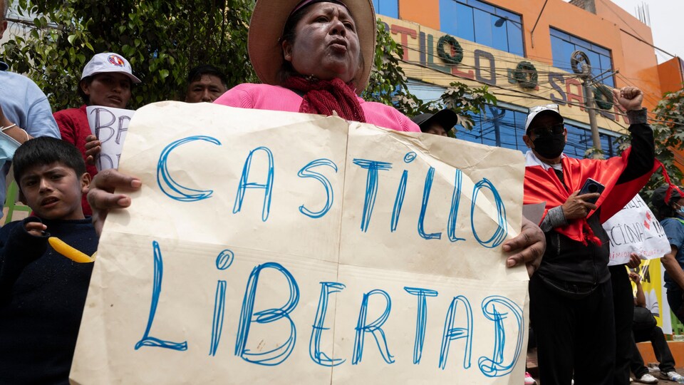 Une manifestante tient une affiche sur laquelle est inscrit « Castillo Libertad » lors d'une manifestation en appui à l'ex-président du Pérou, Pedro Castillo.