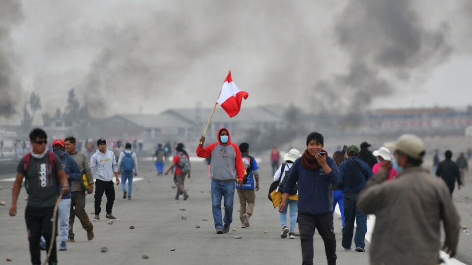 Des dizaines de personnes bloquent un aéroport lors d'une manifestation au Pérou.