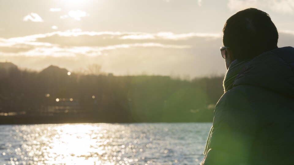 L'ex-conseiller Nicole Bergeron admire le coucher de soleil.
