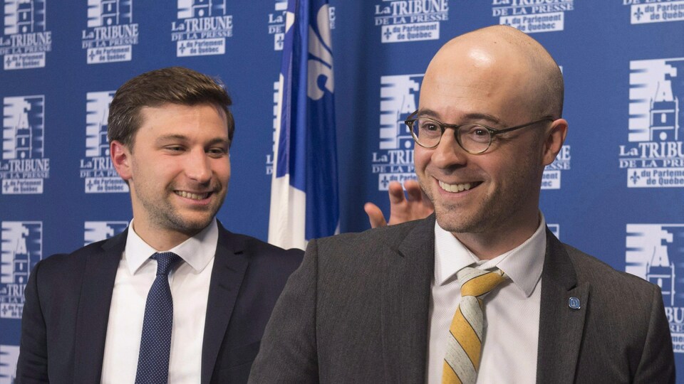 Le coporte-parole de Québec solidaire Gabriel Nadeau-Dubois et l'ancien chef d'Option nationale Sol Zanetti.