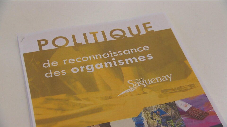 Un document posé sur une table.