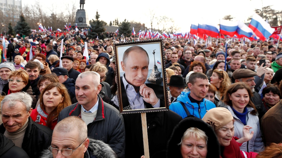 Des participants à une manifestation en faveur du président russe Vladimir Poutine.