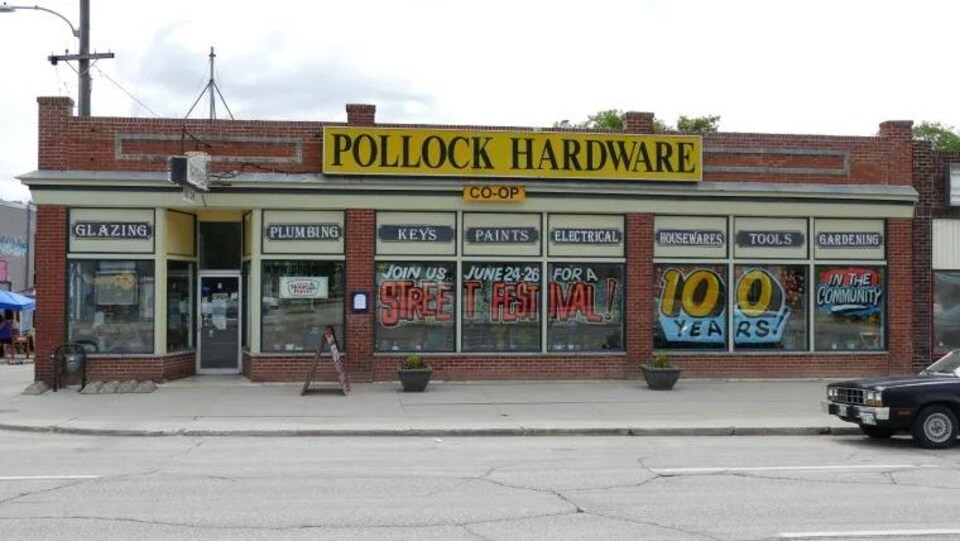 La devanture du magasin Pollock Hardware à Winnipeg