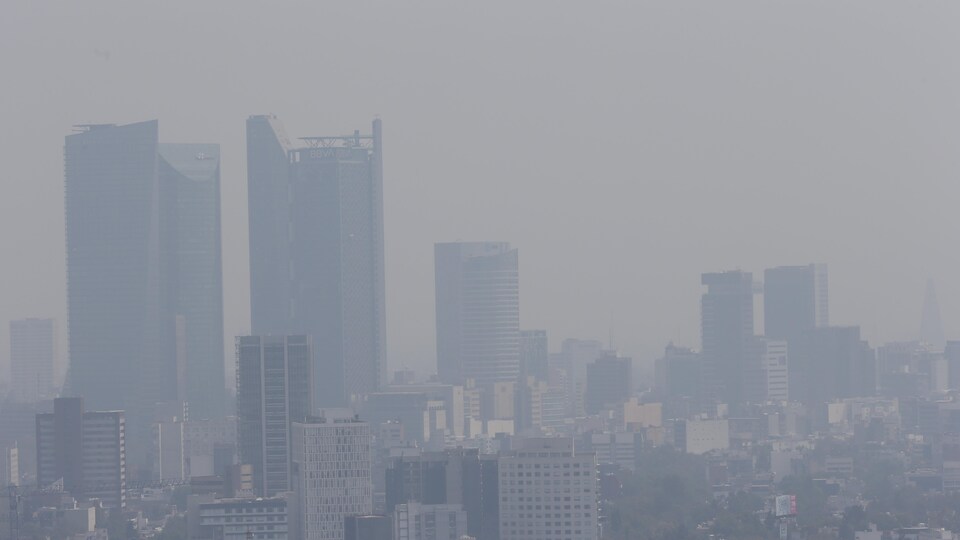 La ville de Mexico est enveloppée de fumée et de smog.