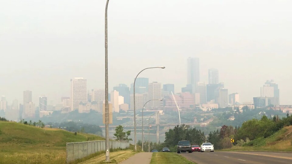 Centre-ville d'Edmonton sous une couverture de fumée de feux de forêt.