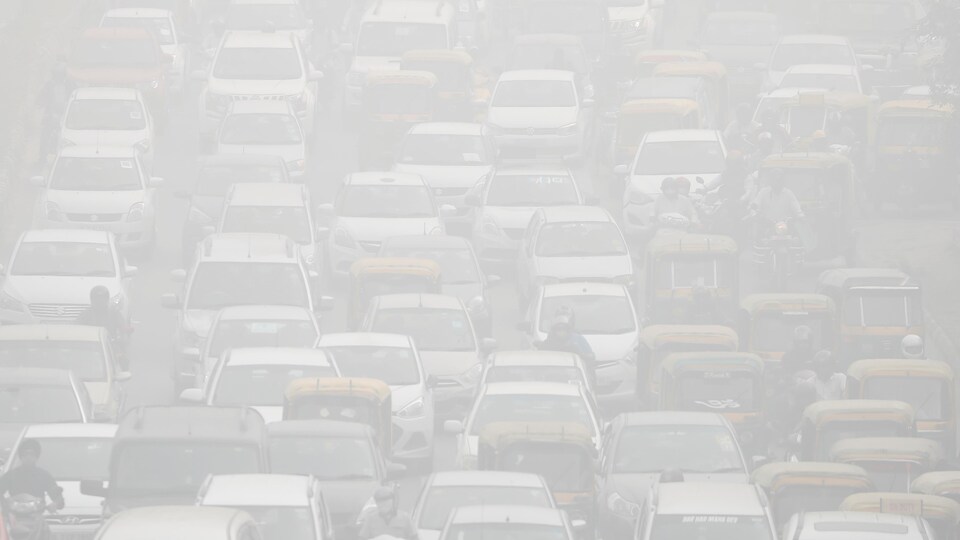 Circulation et smog à Delhi, en Inde