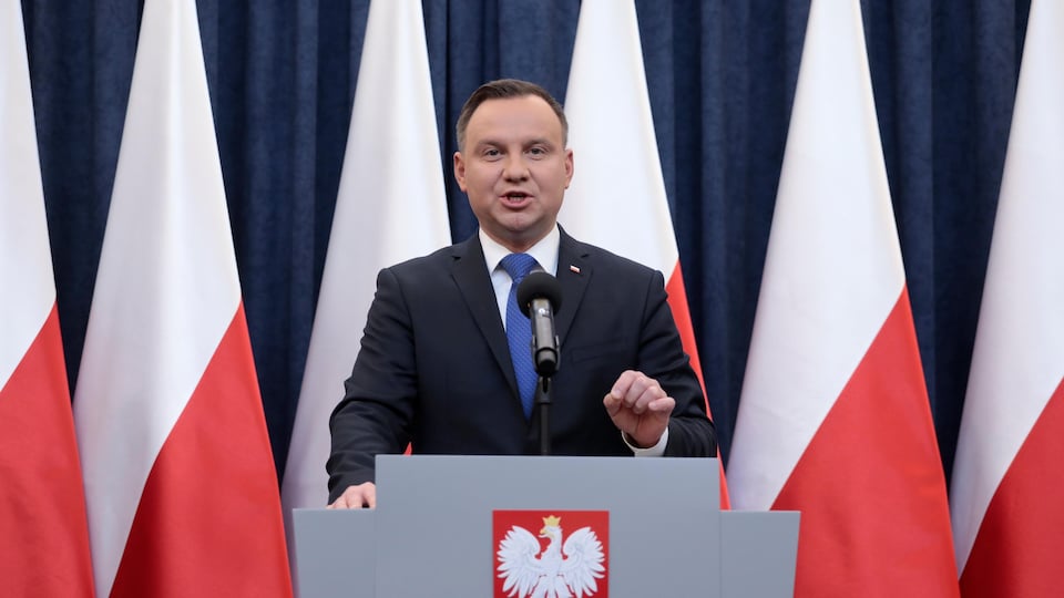 Le président de la Pologne Andrzej Duda lors d'une conférence de presse mardi à propos de la loi controversée.