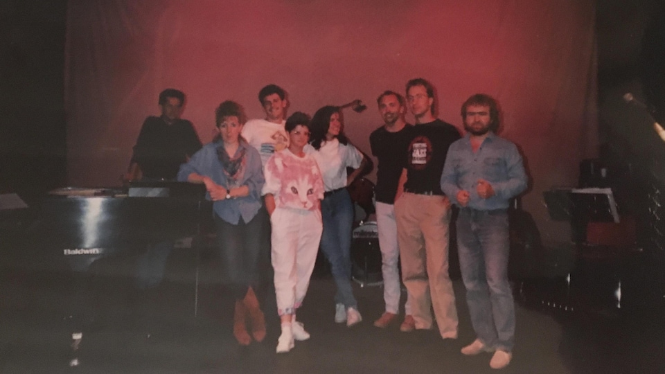 Les huit participants du gala sur une scène.