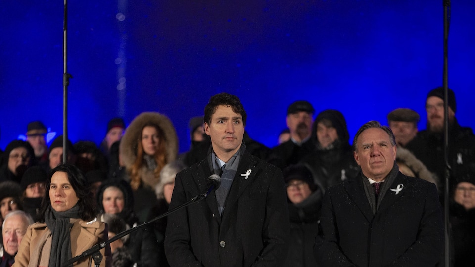 Valérie Plante, Justin Trudeau et François Legault se tiennent côte à côte. 