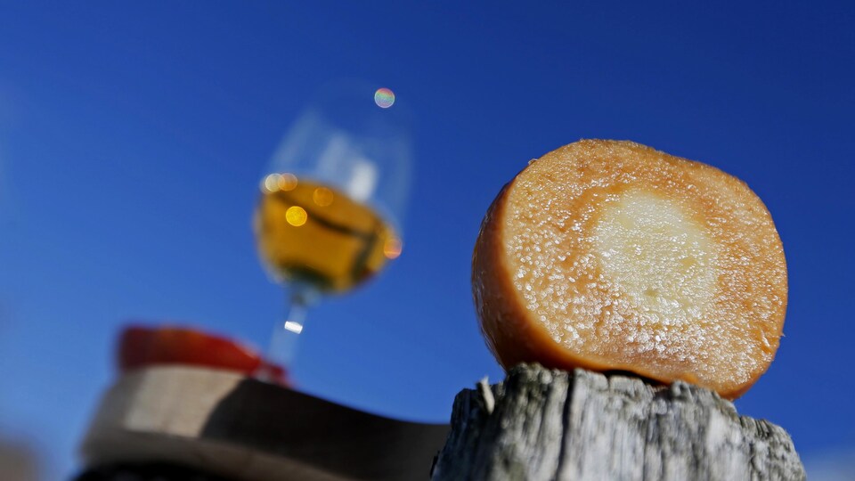 Une pomme coupée pour montrer la couleur de caramel utilisée pour le cidre de glace.